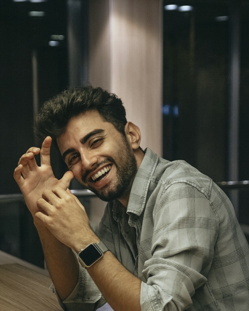 Young professional, ontspannen en lachend